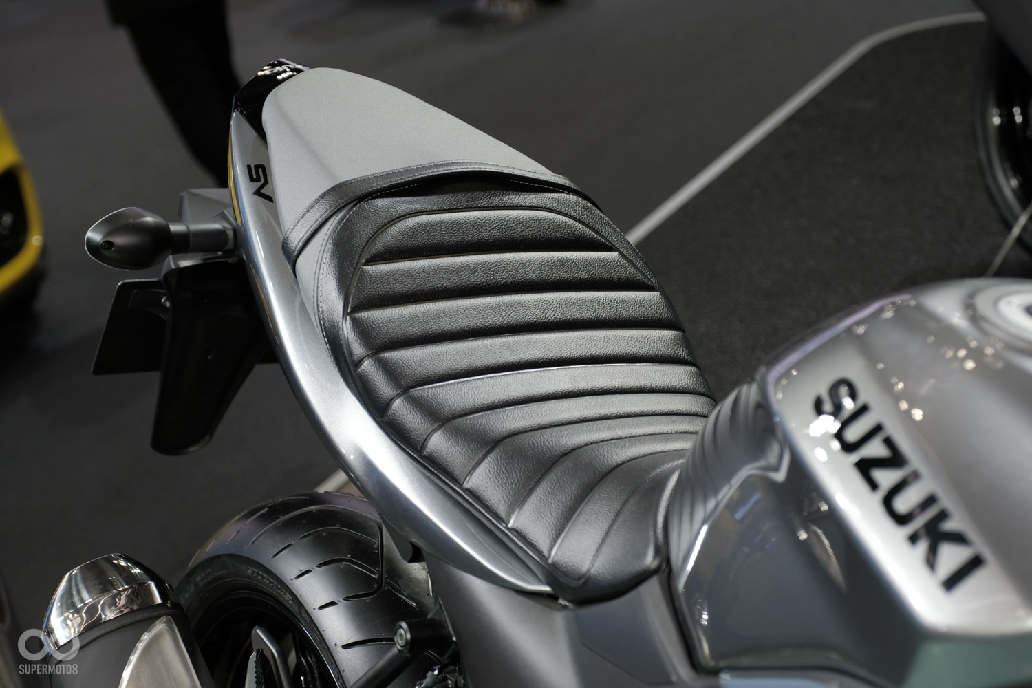 椅墊的部分則是換上了經典的毛毛蟲椅墊