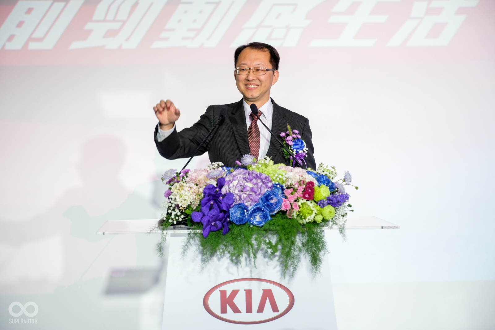 由台灣森那美起亞 江志成 資深副總為大家報告這三年來KIA汽車在台的銷售狀況