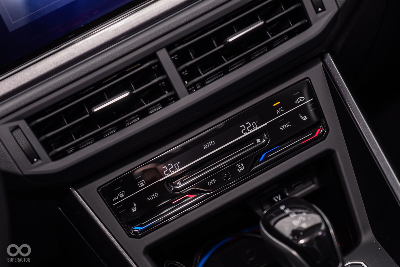 冷氣操控介面跟上家族中其他車款,換上觸控面板提昇科技感