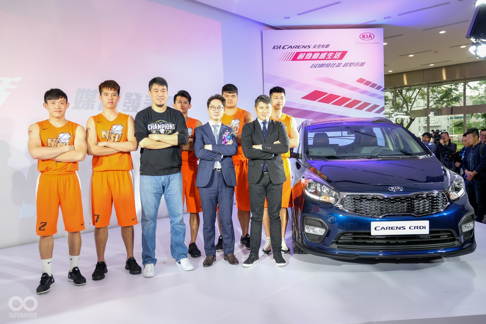 本屆UBA冠軍隊伍國立體育大學教練與球員，與KIA汽車長官一同宣布Carens Go帥特仕款正式上市