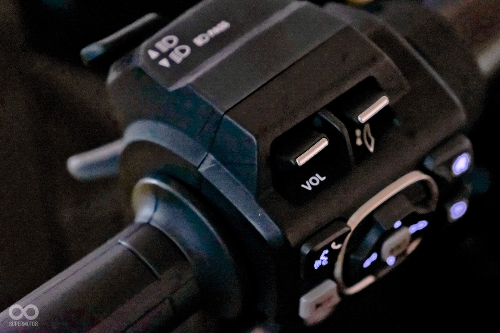 所有的操作按鍵皆有背光，提高夜間辨識度，操作起來有如汽車般奢華