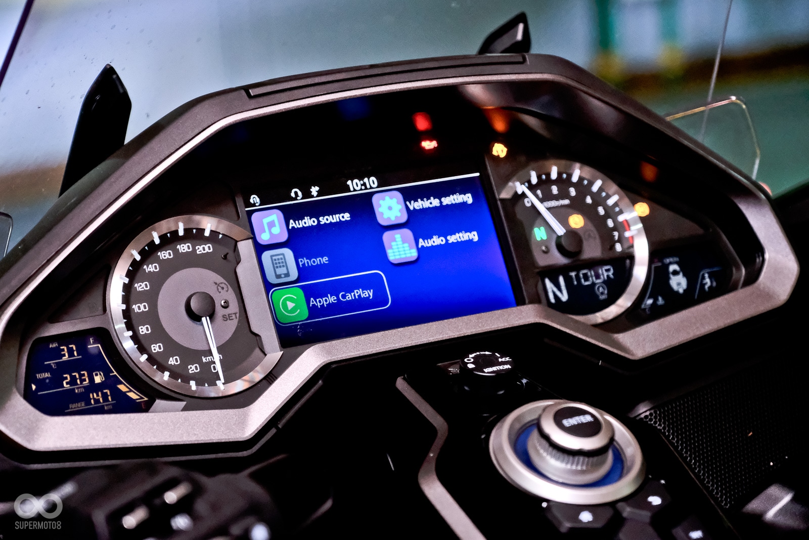 車輛中央有7吋液晶螢幕，Apple CarPlay為美規版本專屬功能