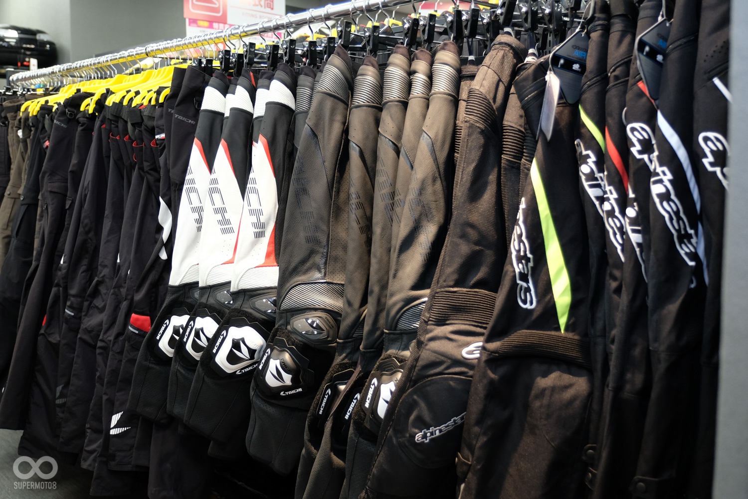 無論是防摔衣還是皮褲,尺寸與款式也都相當齊全,而最令人激賞的一點,NAPS在各項部品中幾乎都有準備女用款式,這在台灣目前的部品店中是較為少見的