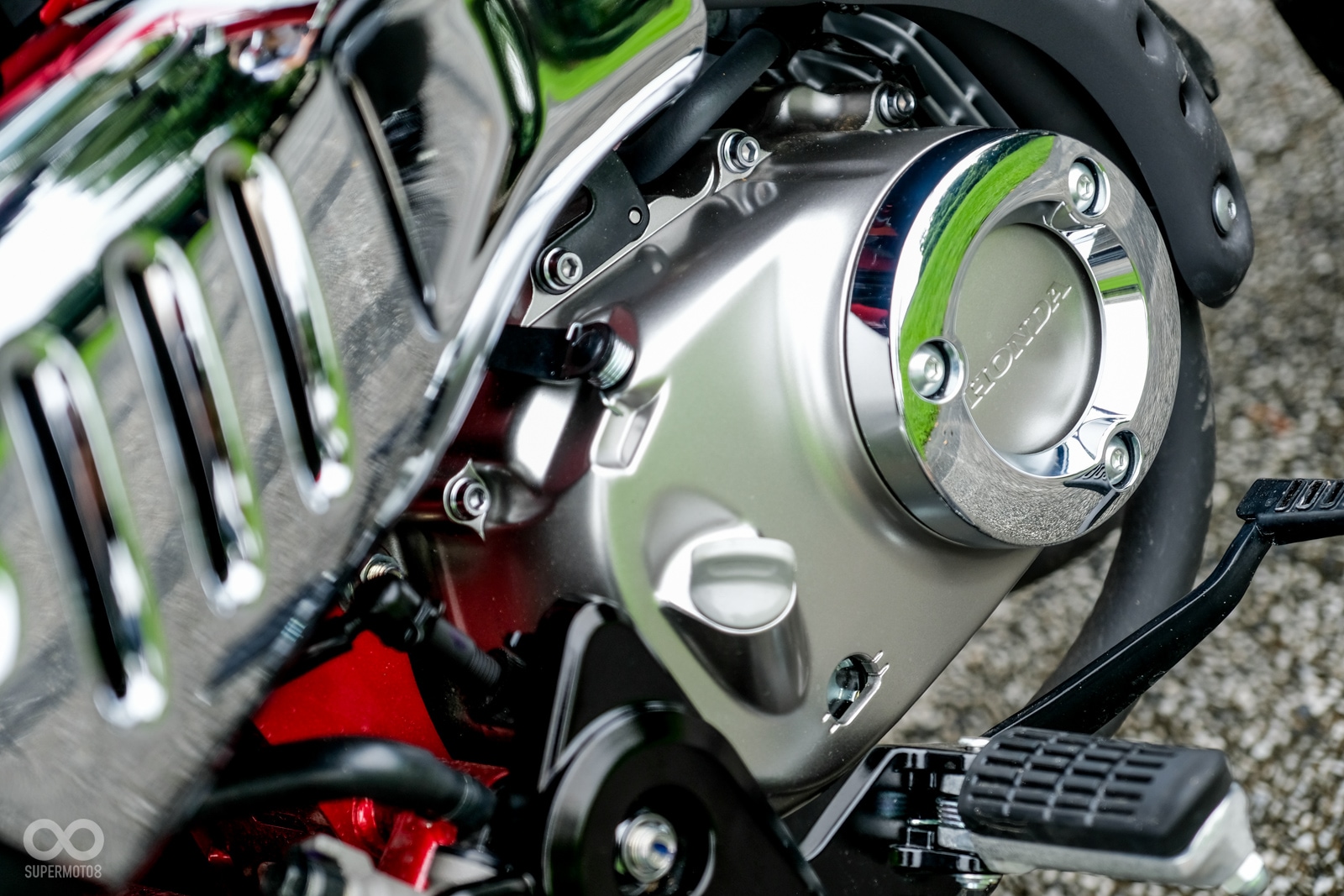 引擎CASE也加入小巧思,額外加上鍍鉻飾環