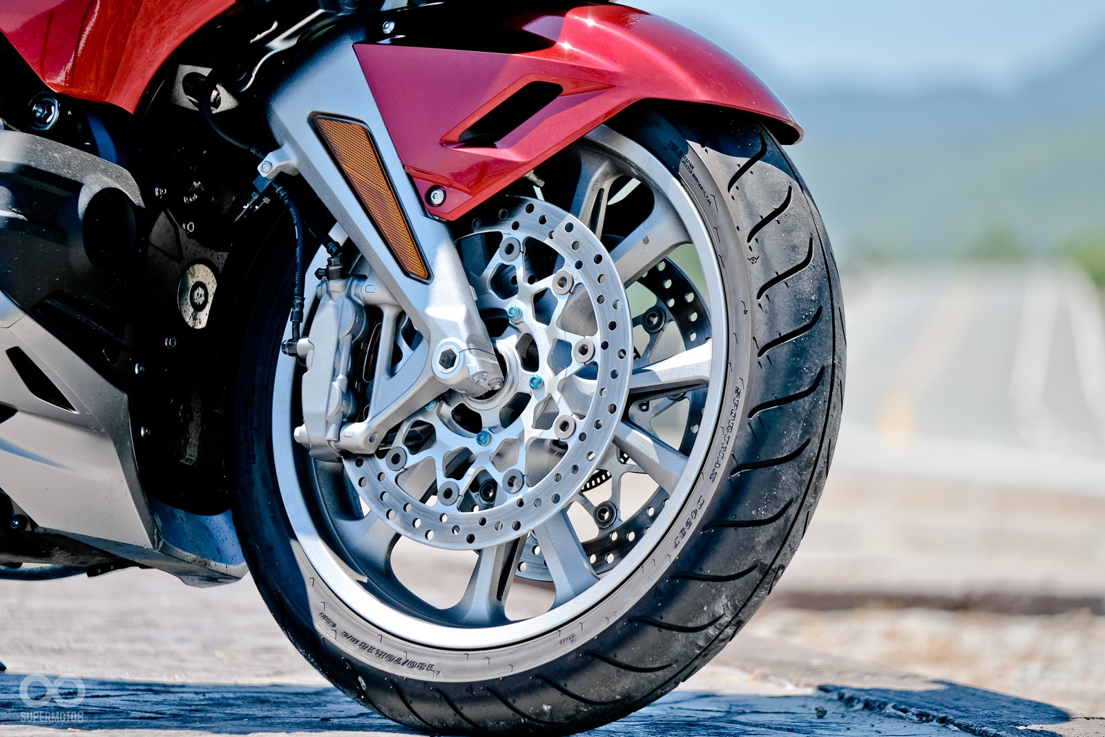 前煞車採用320mm碟盤，配上雙六活塞卡鉗