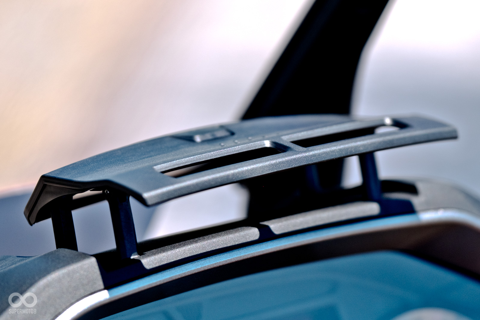 除了大面積風鏡外，儀表上方也貼心加入了導流片設計，可以引導氣流至騎士腹部