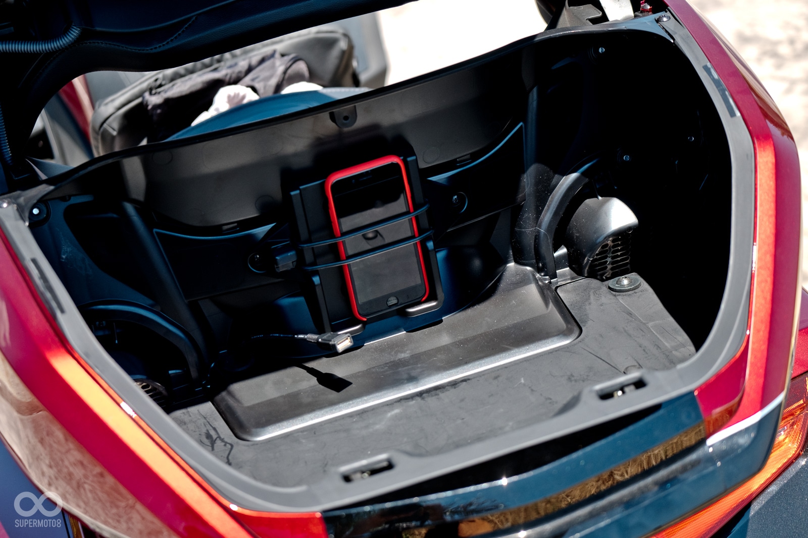 HONDA所引進GOLDWING為頂規版，有安全氣囊配置；手機連結換至車輛尾箱，並配有專屬放置區