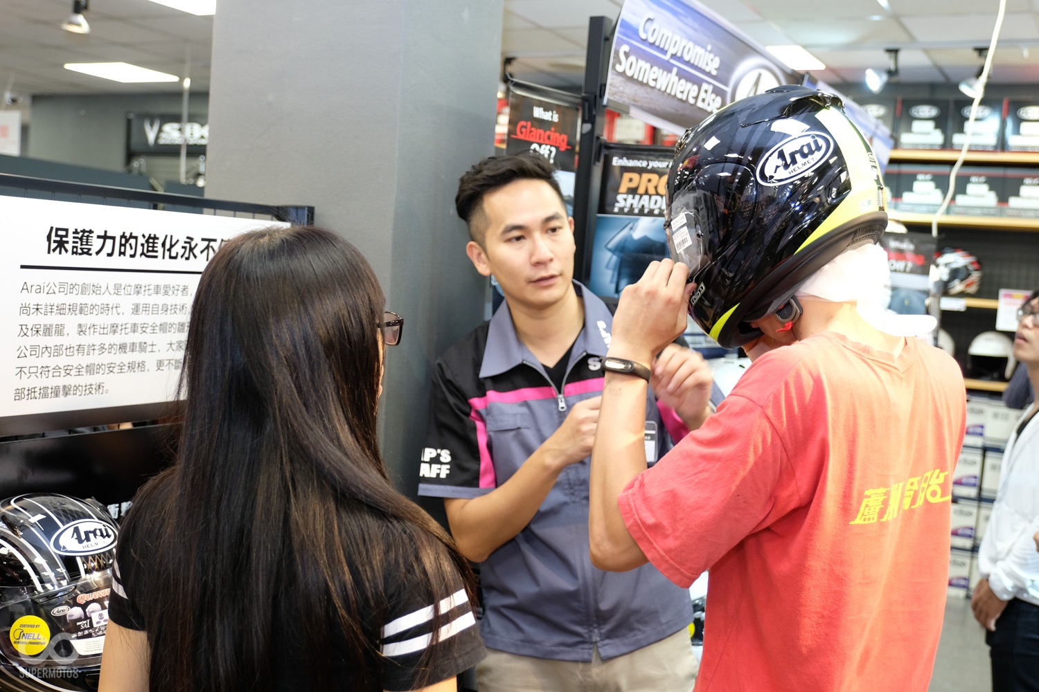 現場的的部品也都提供了試戴的服務,也有專業的工作人員能夠幫助消費者進行選購