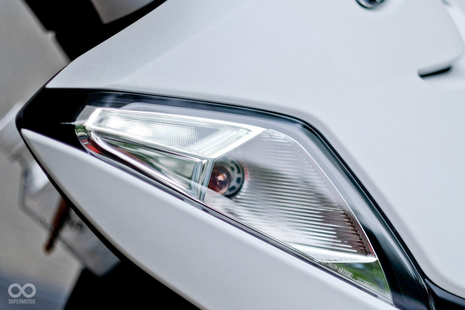 方向燈上方有著LED日行燈