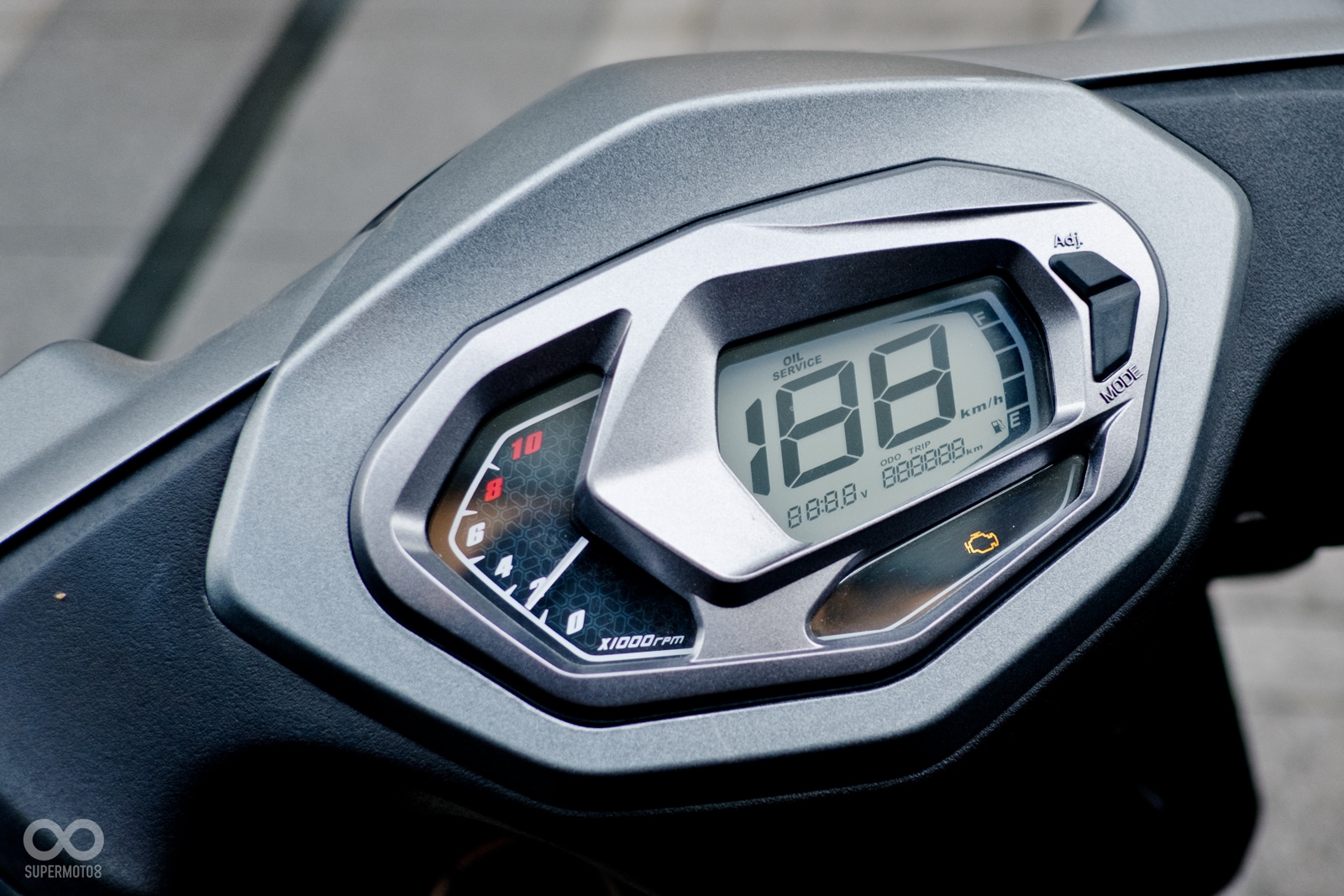 G SENSE 125分為一般版與NOODOE智慧儀表版本，兩者在儀表板、把手按鈕稍有不同