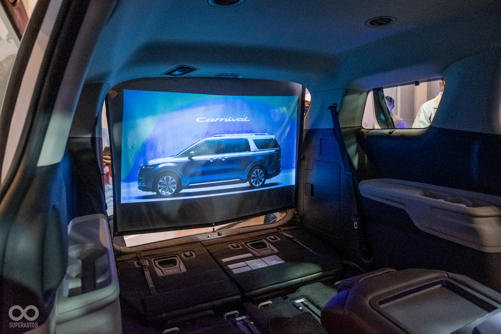 現場更展示將第三排空間變成車內劇院的神奇設定