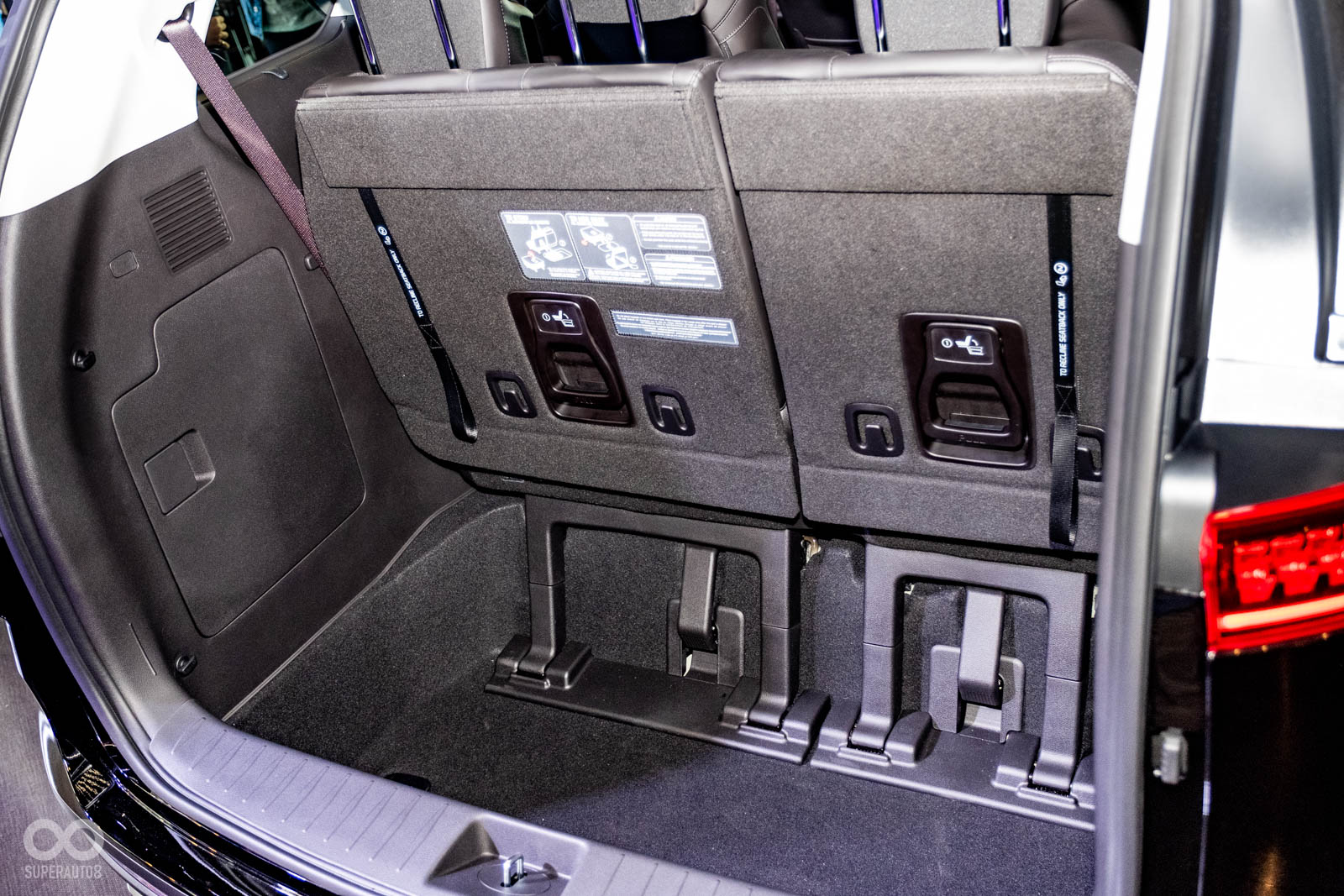 後車廂空間非常深,可以輕鬆放速大量物品