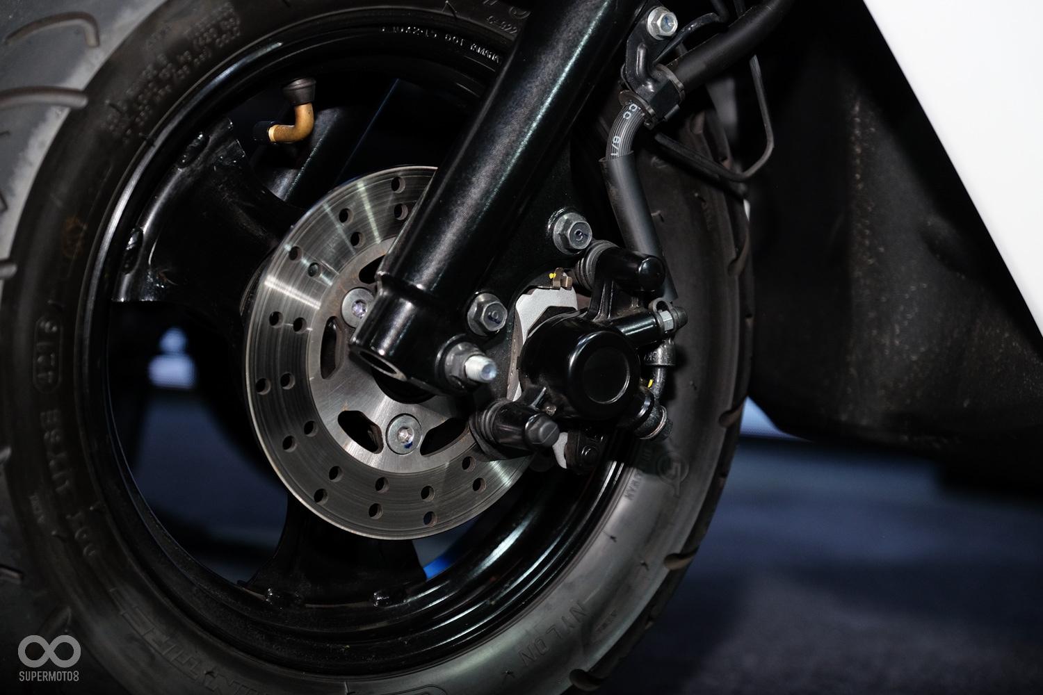 制動採前碟後鼓的搭配，輪胎尺寸前後也都相同，尺寸均為90/90-10