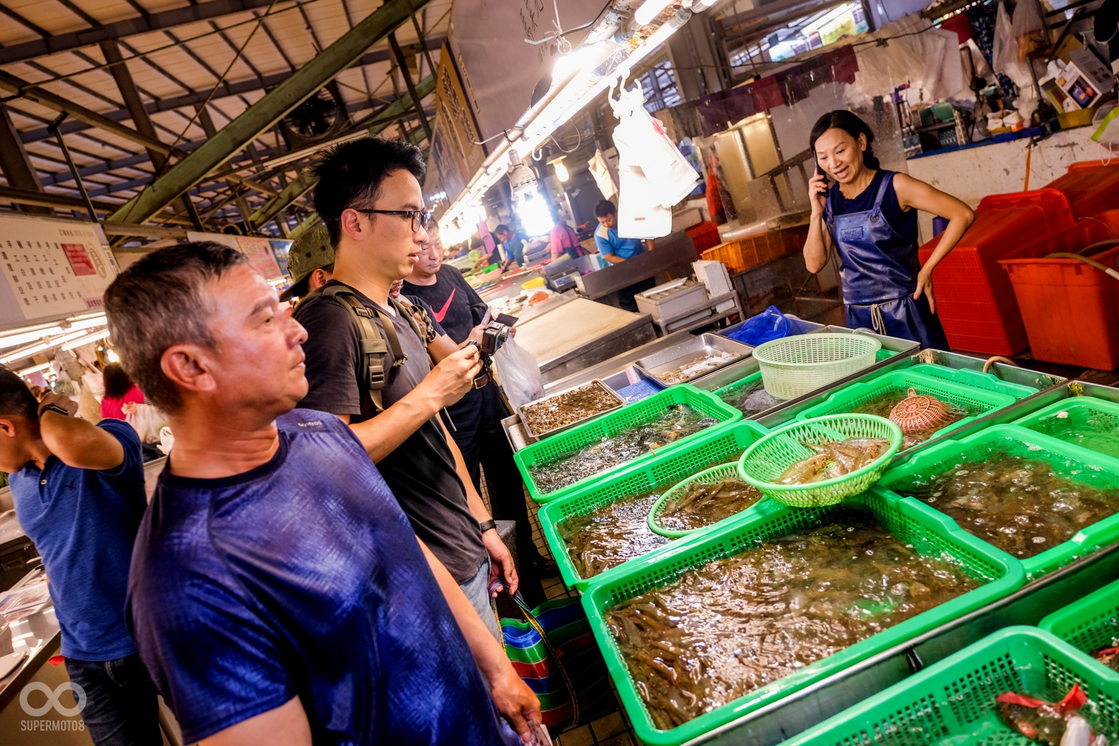 不同於單調的試車活動，第一天下午媒體們被派往黃昏市場採買食材