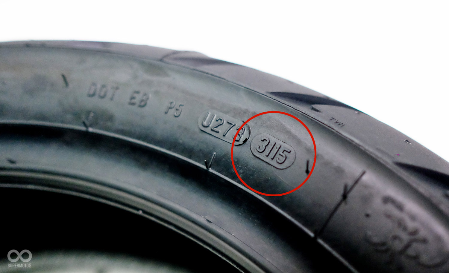 每條輪胎在出廠時都會印上生產日期,如圈圈標示處,以四碼呈現。3115後兩碼15為製造年份,前兩碼為輪胎的生產週數,所以這條輪胎製造時間為2015年第31週(7月底)。