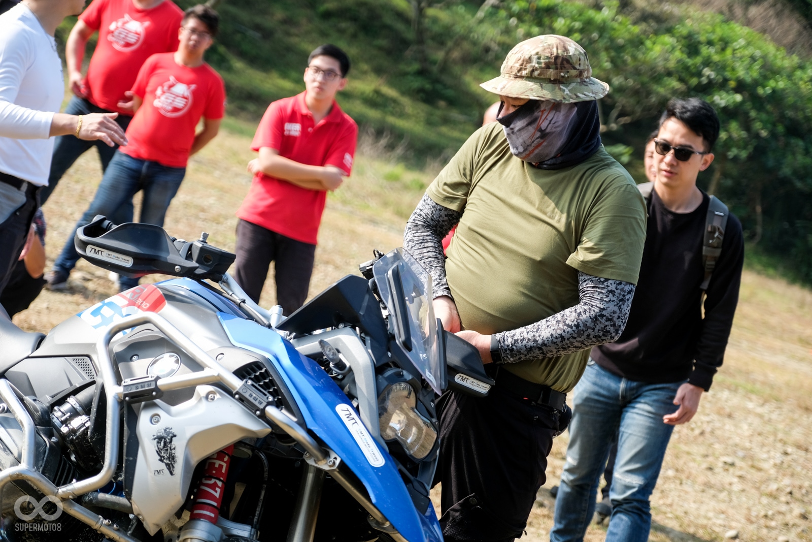 第二種方式是將龍頭反向打死,腰、手挺直蹲下,用腿部的力量向上站起來扶起車輛,這個方式比較適合身高較高的車主