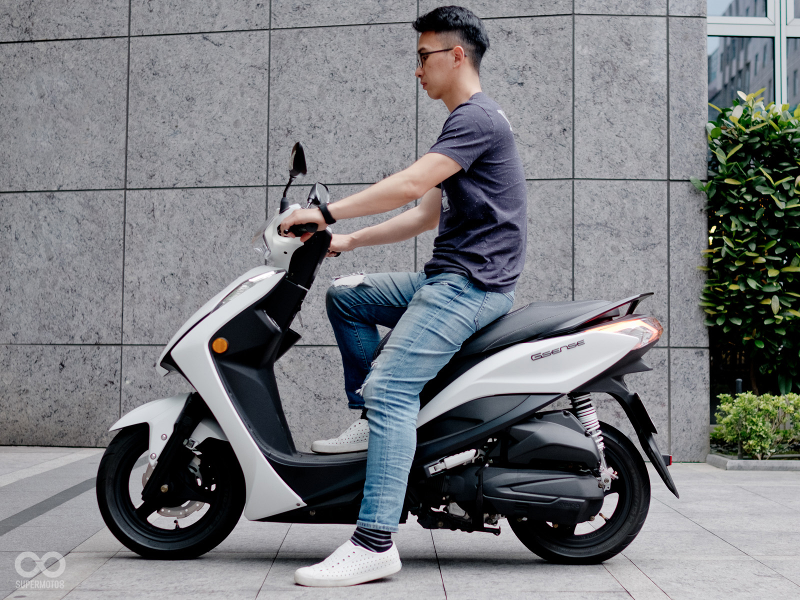 身高180cm坐上車後，後座仍有充裕空間