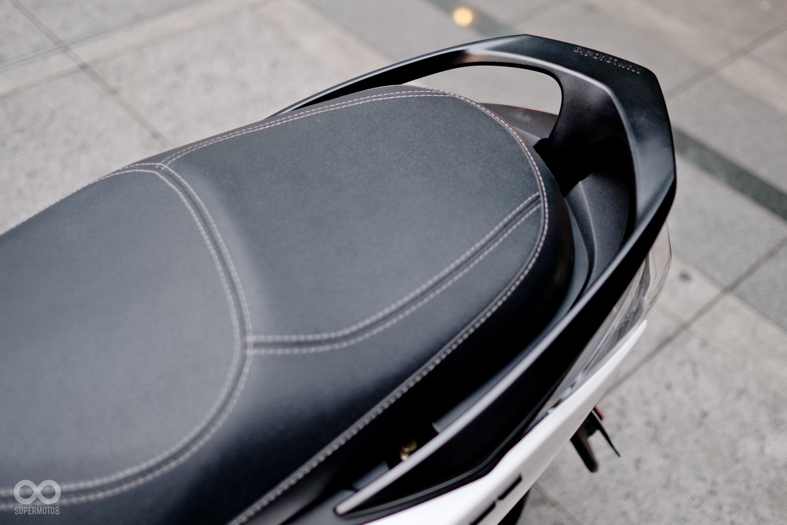 坐墊泡綿略硬，但支撐性良好，在一整天的拍攝、騎乘中並沒有讓人感到不適