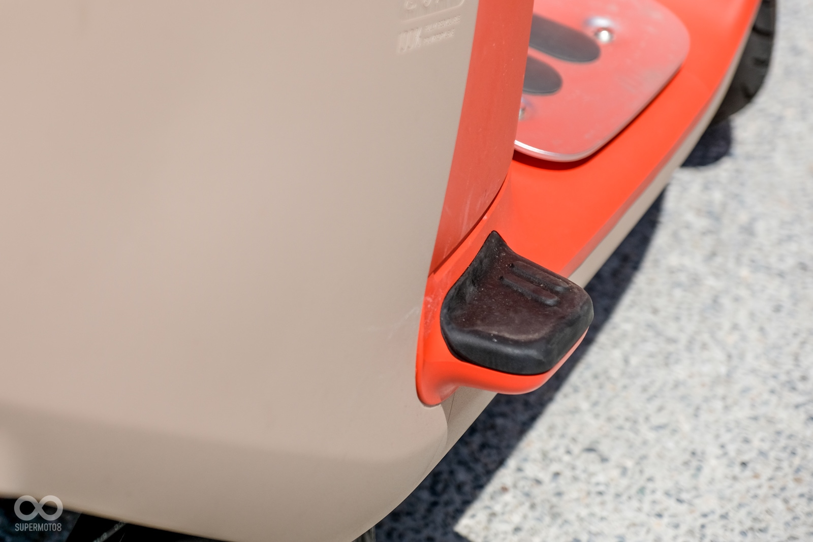 筆者試車感到最大的問題，就是這迷你的後腳踏。後腳踏為不可收折設定