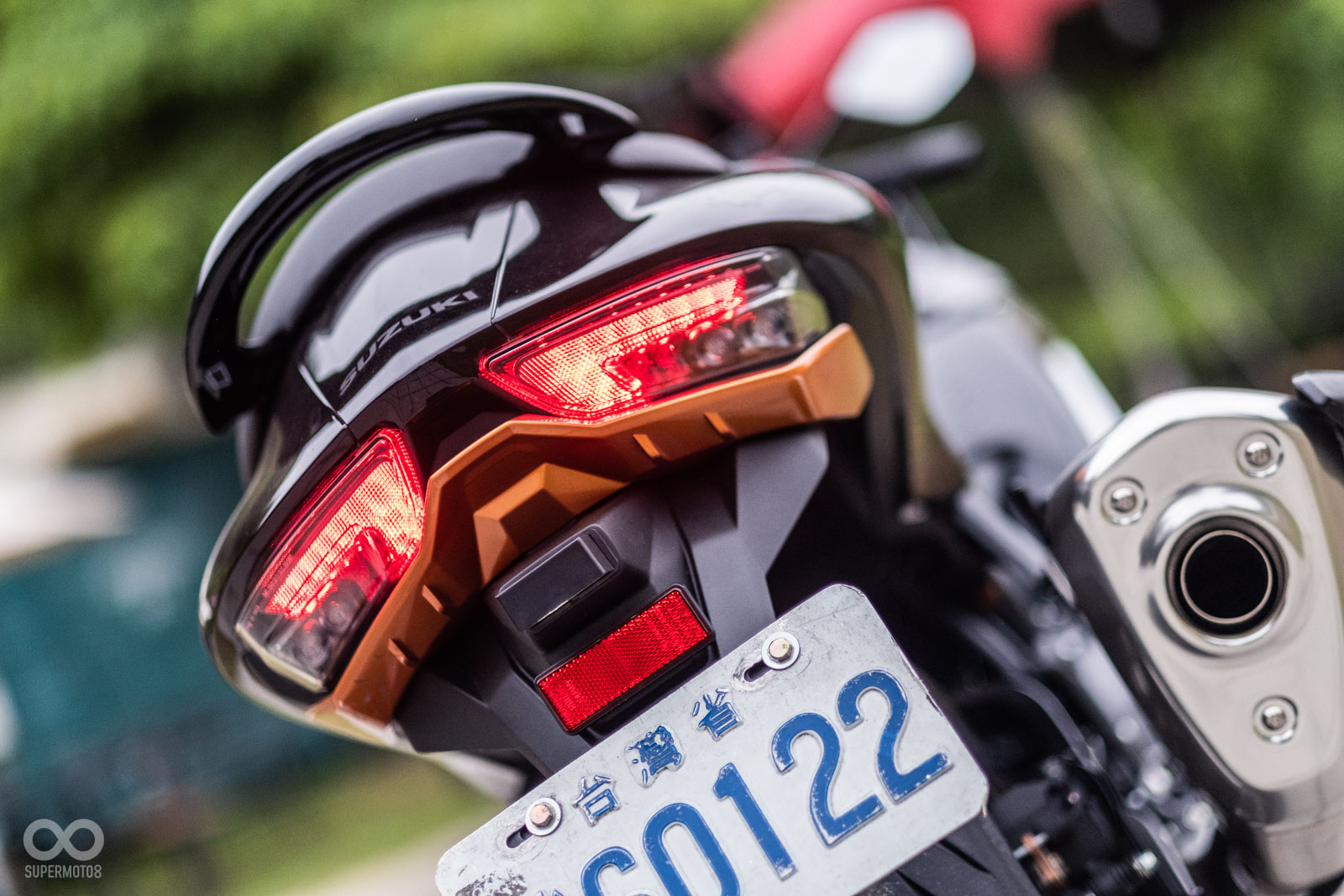 尾燈佈局依舊寬扁,但內部改為LED燈具,視覺上更有現代仿賽的風範