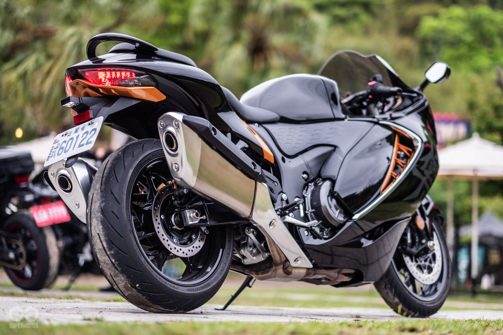 左右雙出排氣管在尾段部分小改動,但視覺上依然非常霸氣