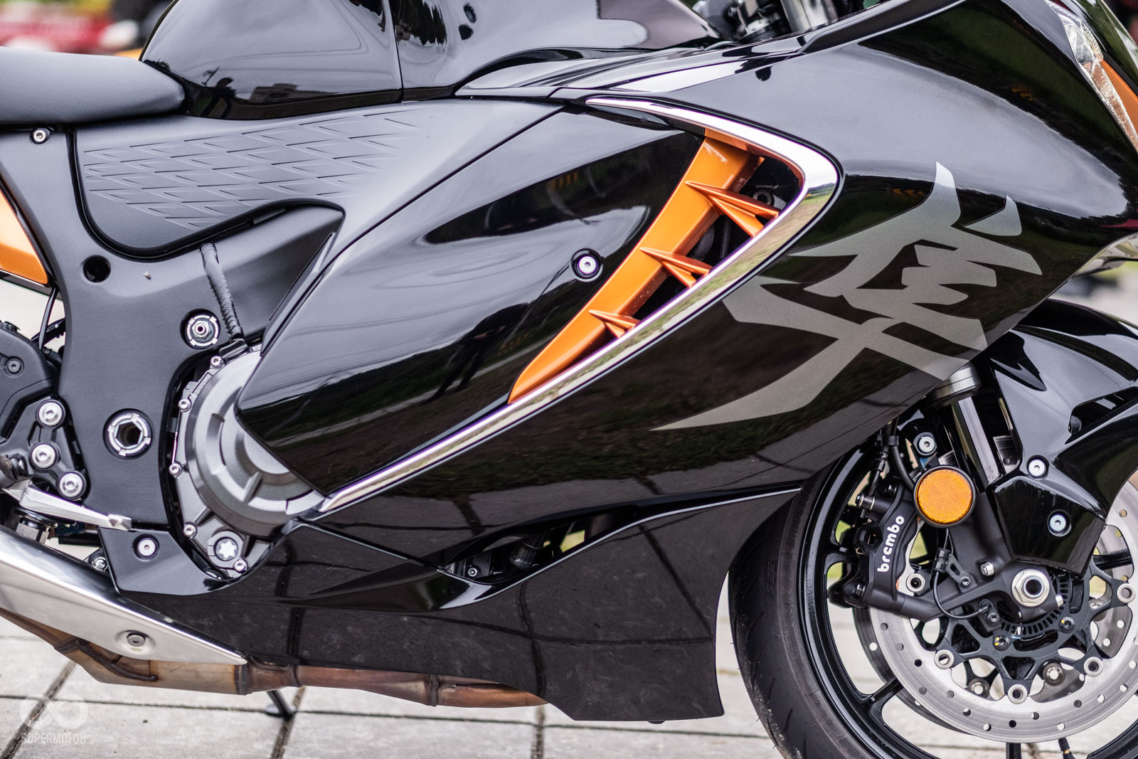 車側的排氣孔透過鍍鉻點綴