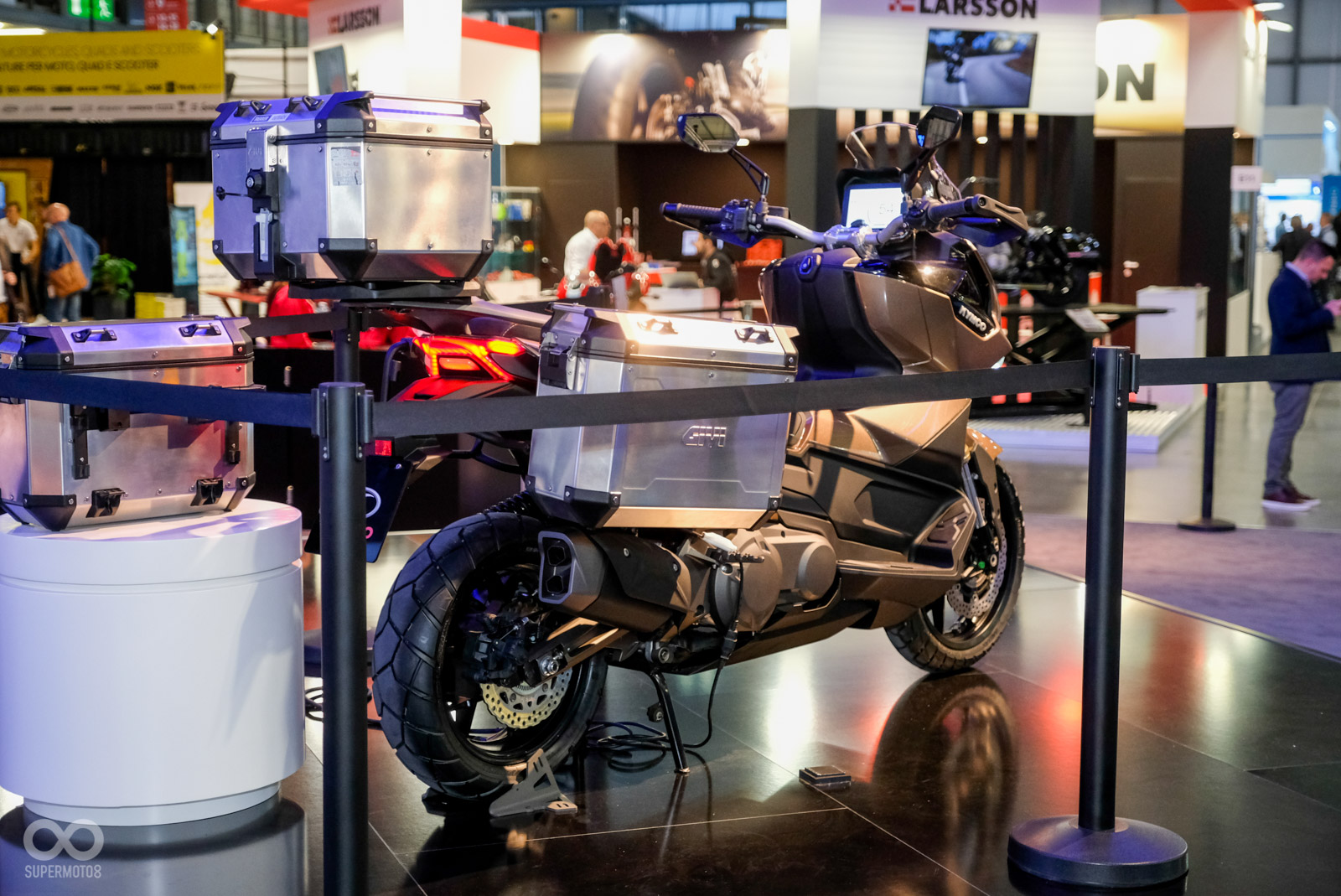 現場展示裝載旅行箱版本車款,看起還相當霸氣