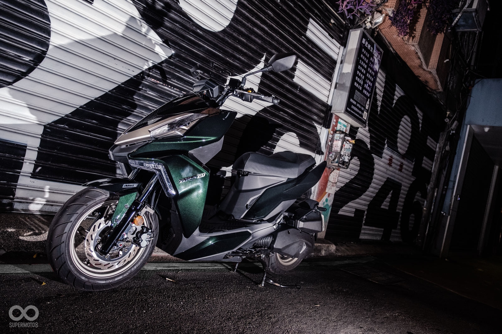 SYM DRG 158的墨綠配色看起來相當神秘，遠觀看起來就如同亮光黑，但在光線曝照之下，則會呈現閃耀的深綠，相當讀特