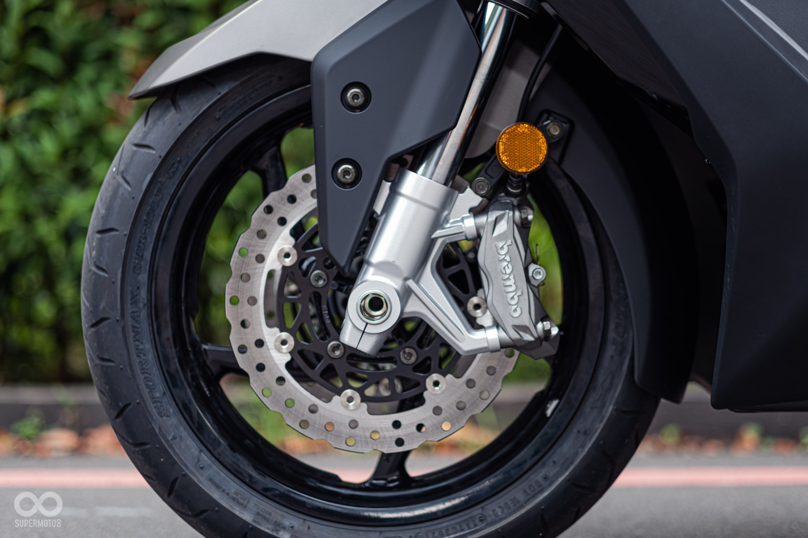 AK550 Premium延續前代好料的硬體規格，採用41MM倒立式前叉配BREMBO對向四活塞卡鉗