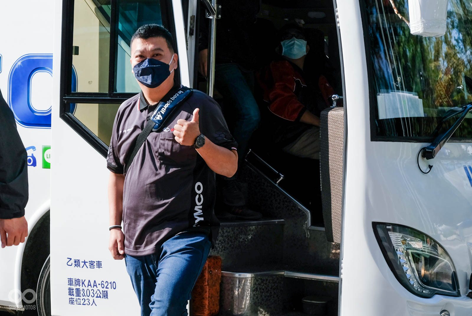 來自全國各地的參賽選手搭乘車輛抵達比賽會場