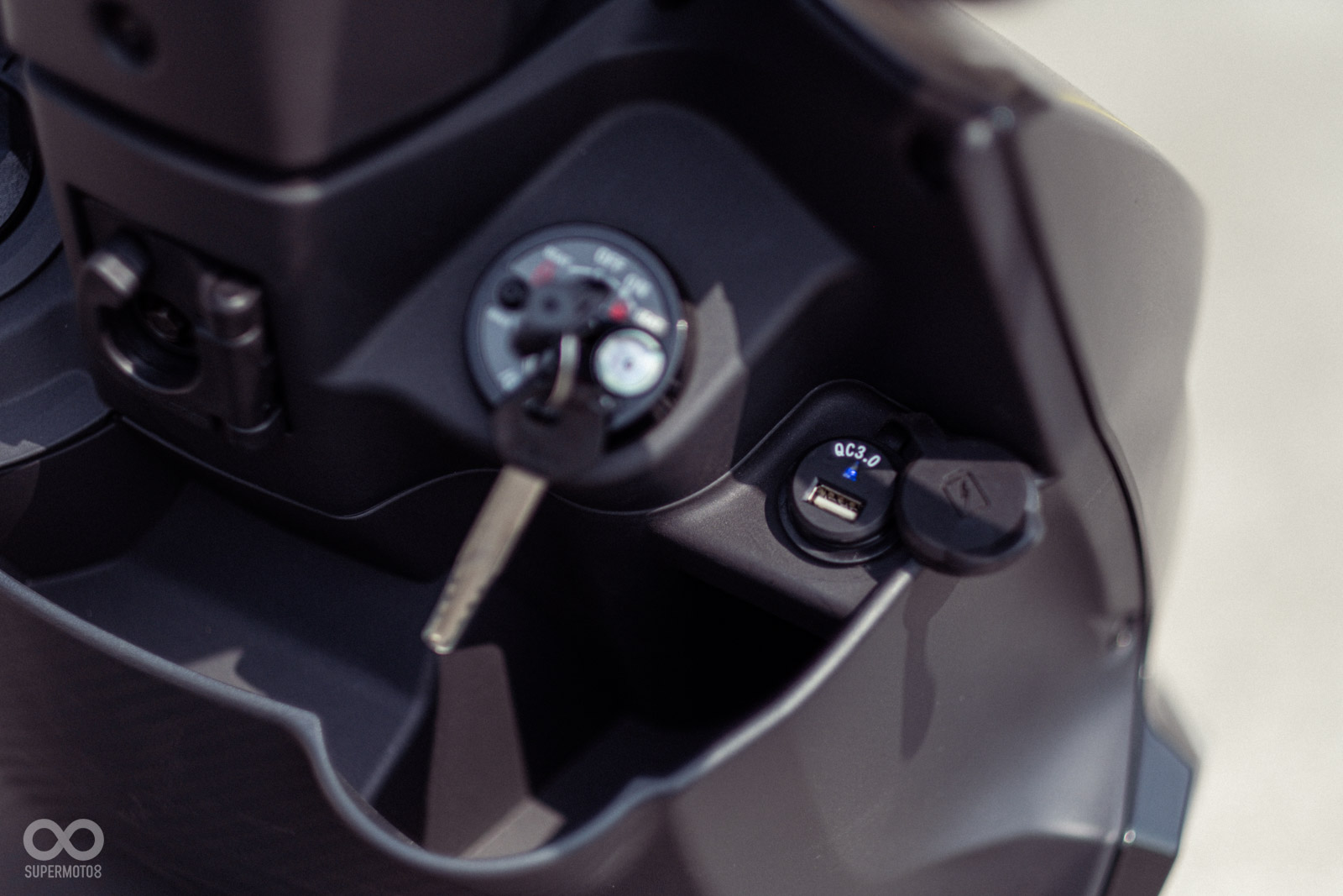 除了帥氣的外觀外，前手套箱旁也配置QC快充頭