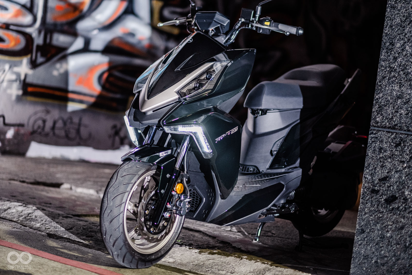 SYM在2018年米蘭車展發表DRG概念車後，時隔一年迅速推出量產版本DRG 158