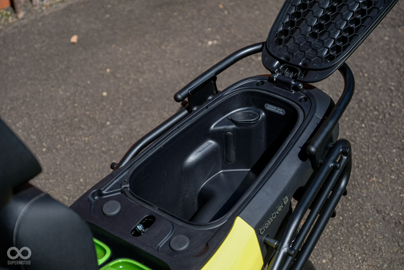 坐墊下置物空間只有18L，多數安全帽除非瓜皮，皆無法放入