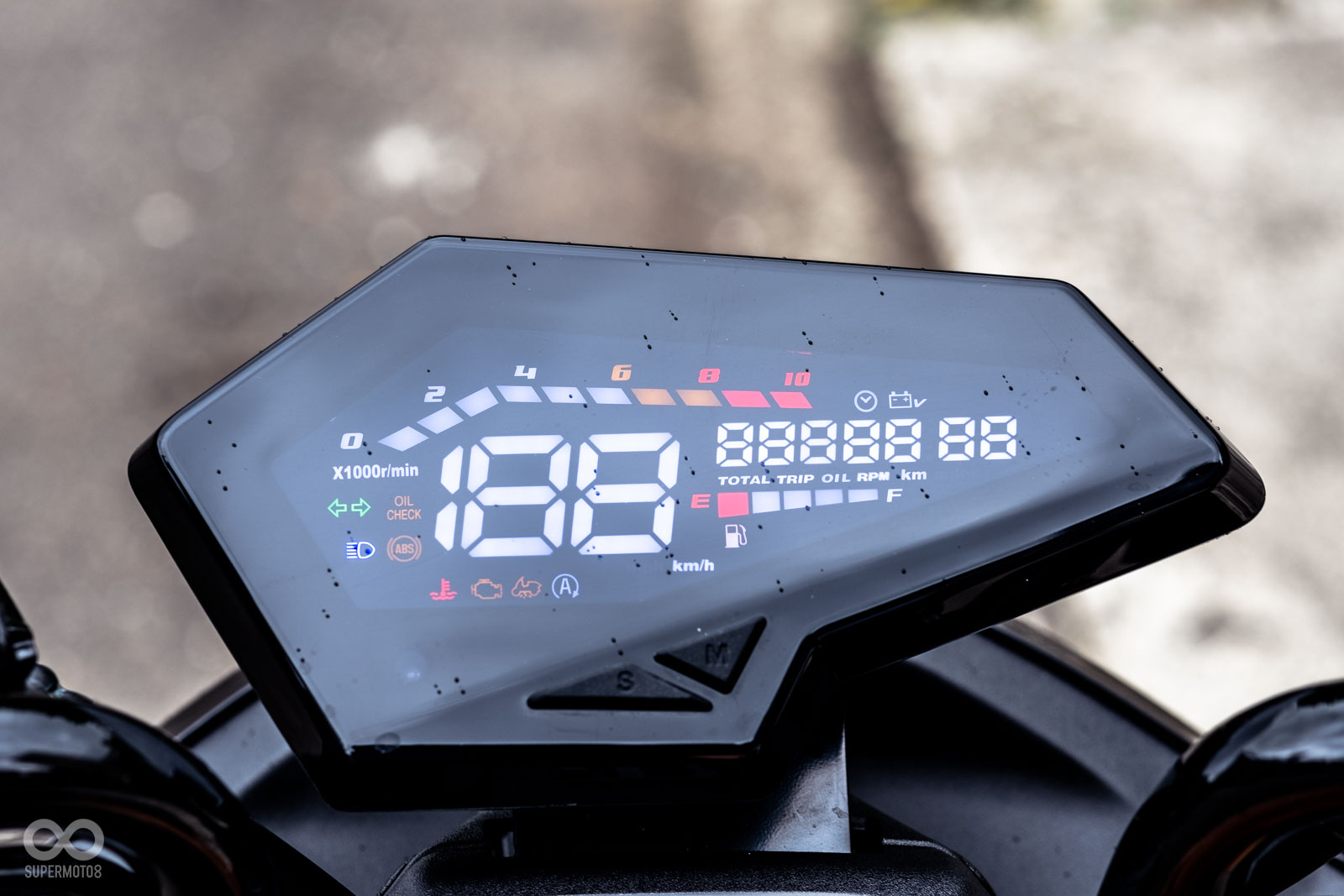 儀表資訊相當豐富，除了基本的時速、轉速、里程、油量、故障燈號之外，還有側柱提醒、時間等資訊，光感應的速度與辨識度也相當不錯