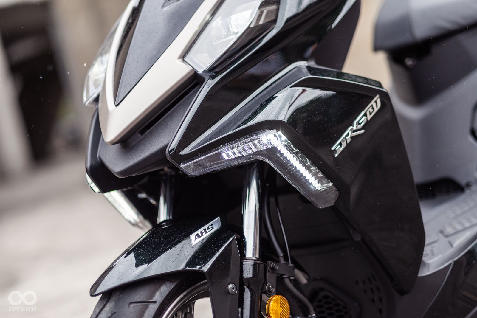 LED倒光條與方向燈採用二合一的設計