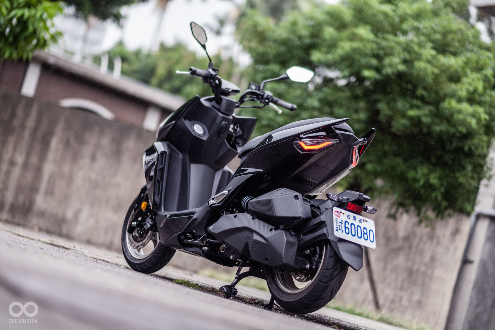 前衛的懸浮式車尾設計，更是DRG 158搶奪目光的亮點；U型LED燈、下置式土除方向燈，勾勒出跑格滿點的視覺感受