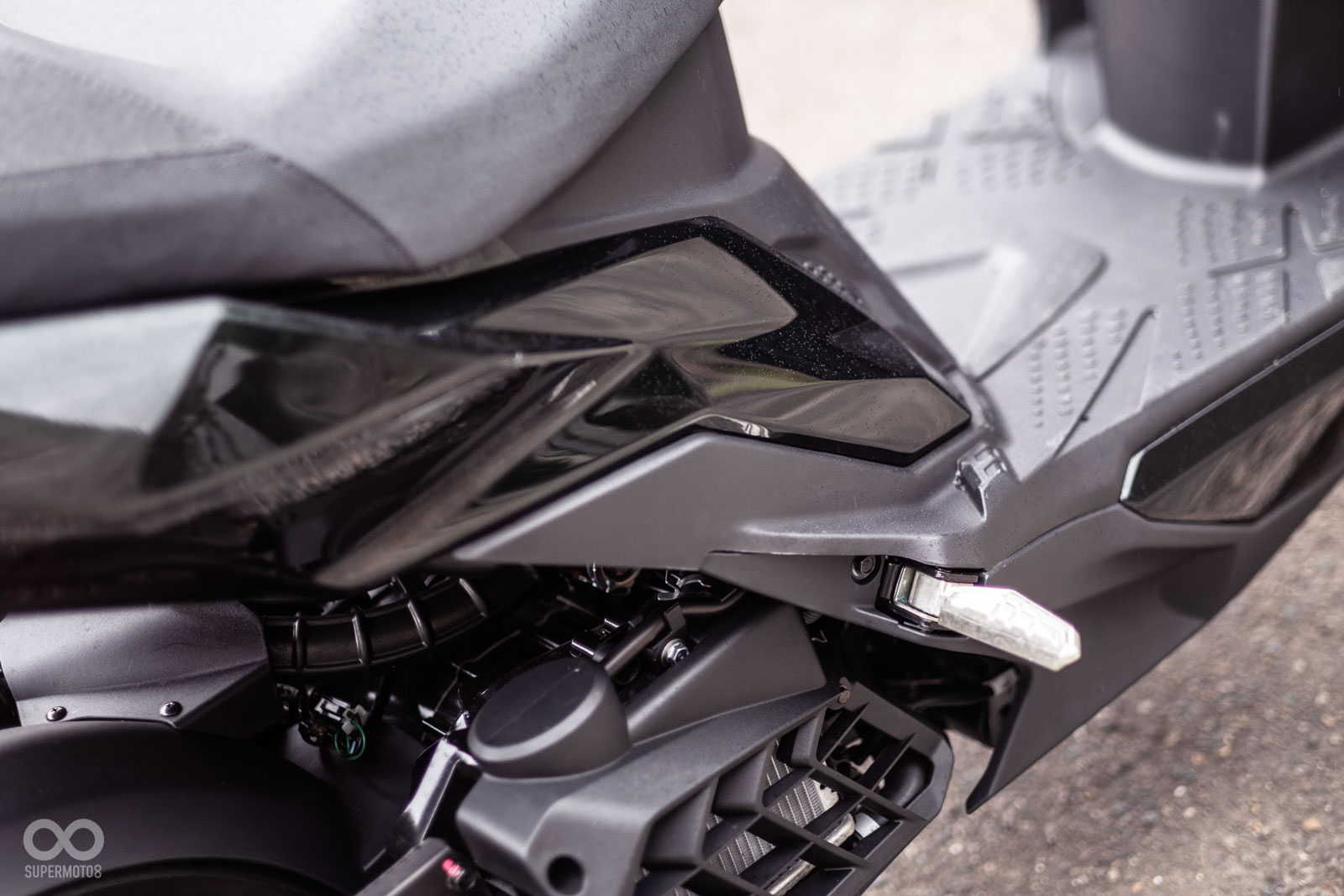 後座腳踏為手動式，可以避免自動彈出造成的意外