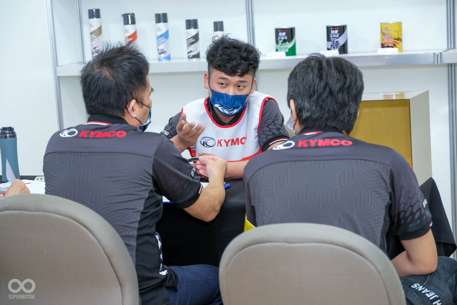 學科考試內容是由三位主考官口試,模擬消費者與技師之間的問答