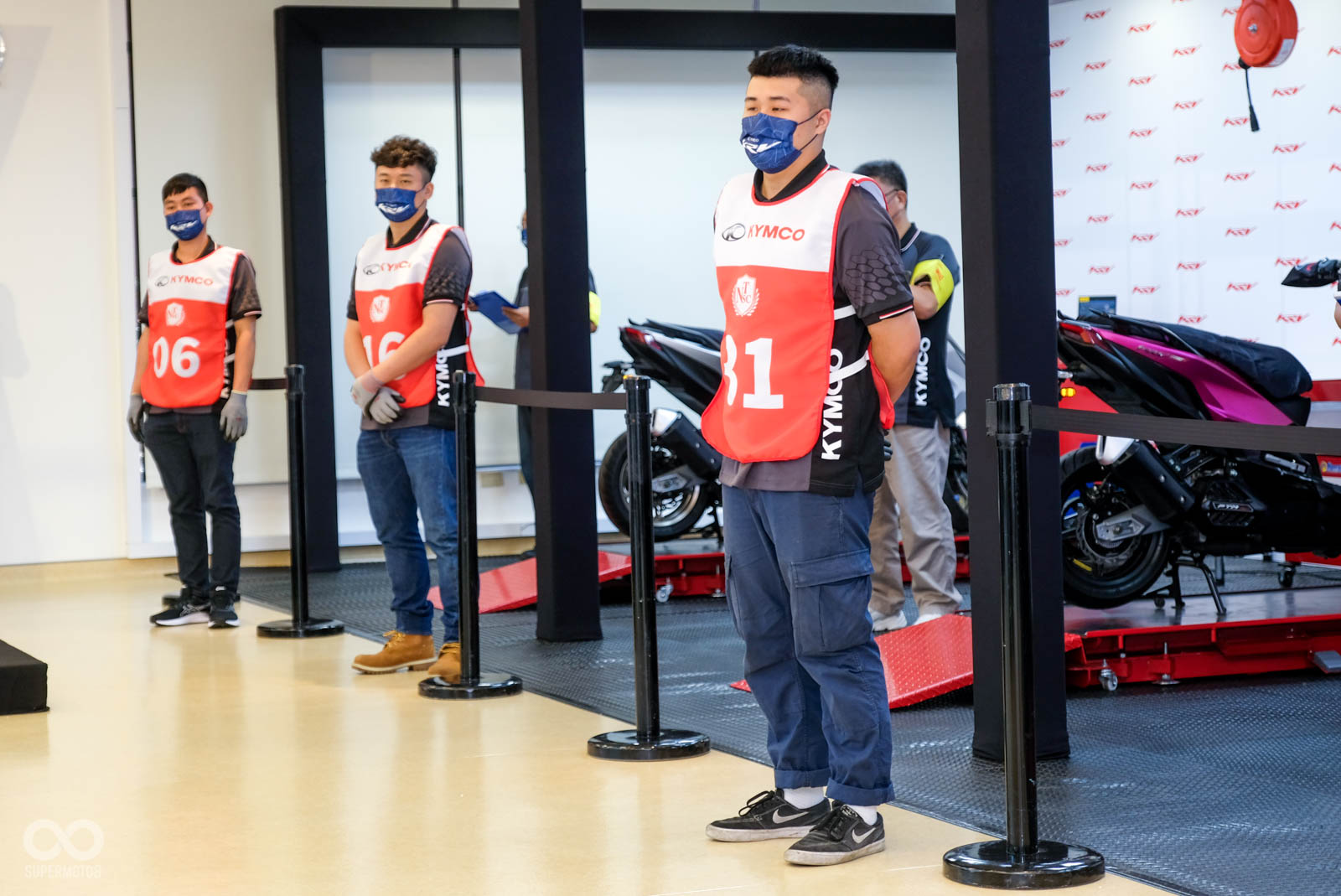 報到完畢之後,每位選手都穿上背心與戴上工作手套