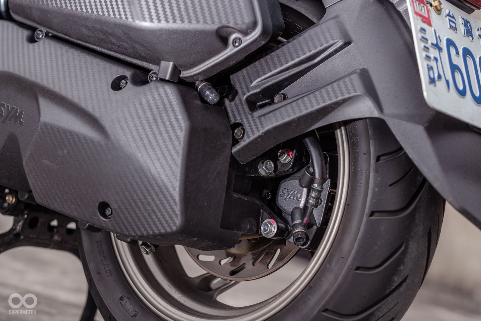 引擎、傳動飾蓋、後土除支架上也有特殊的壓花，視覺上更具有質感