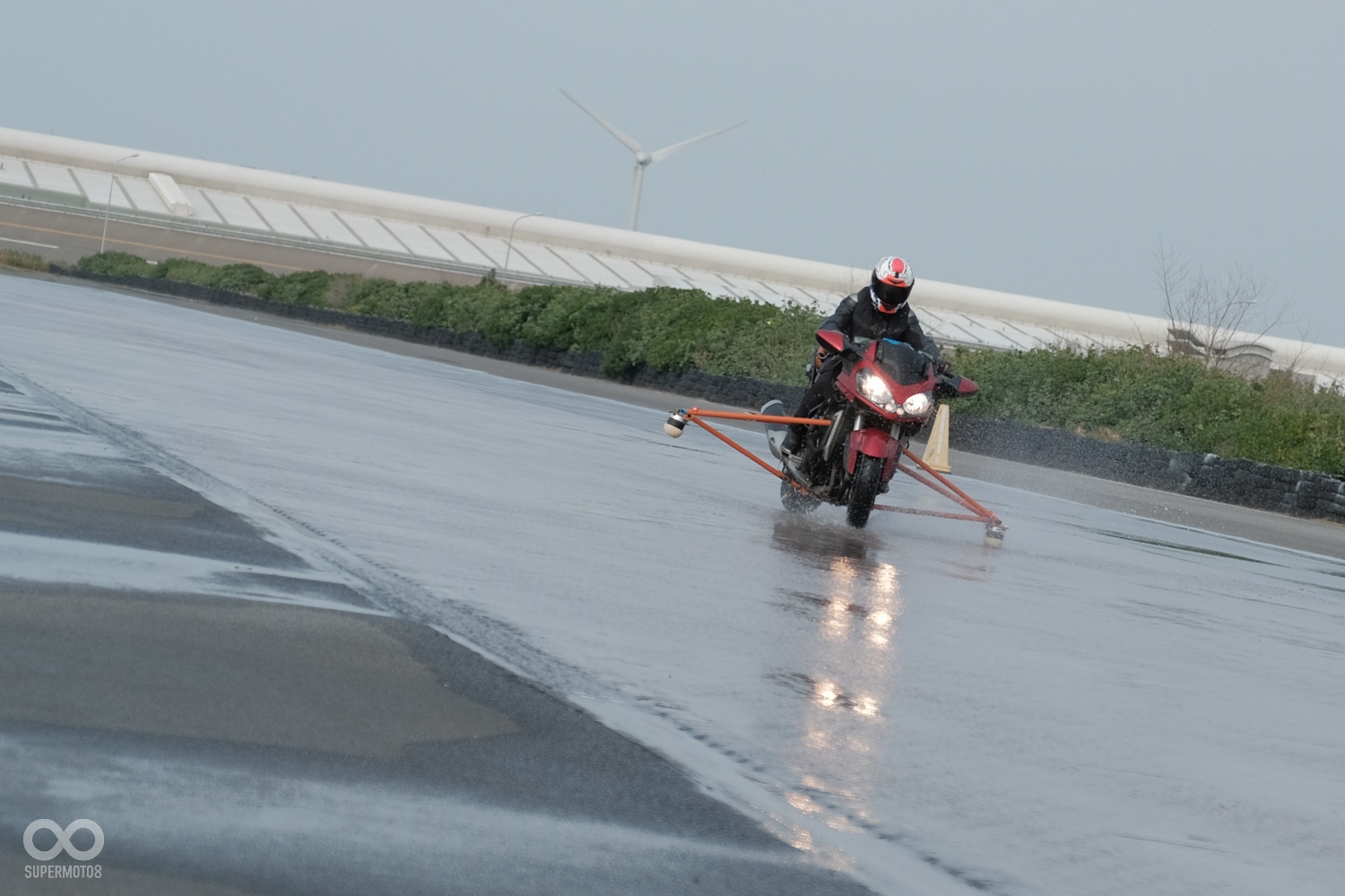 前輪鎖死與輔助輪著地幾乎在同時發生，這也代表挽救的機會微乎其微