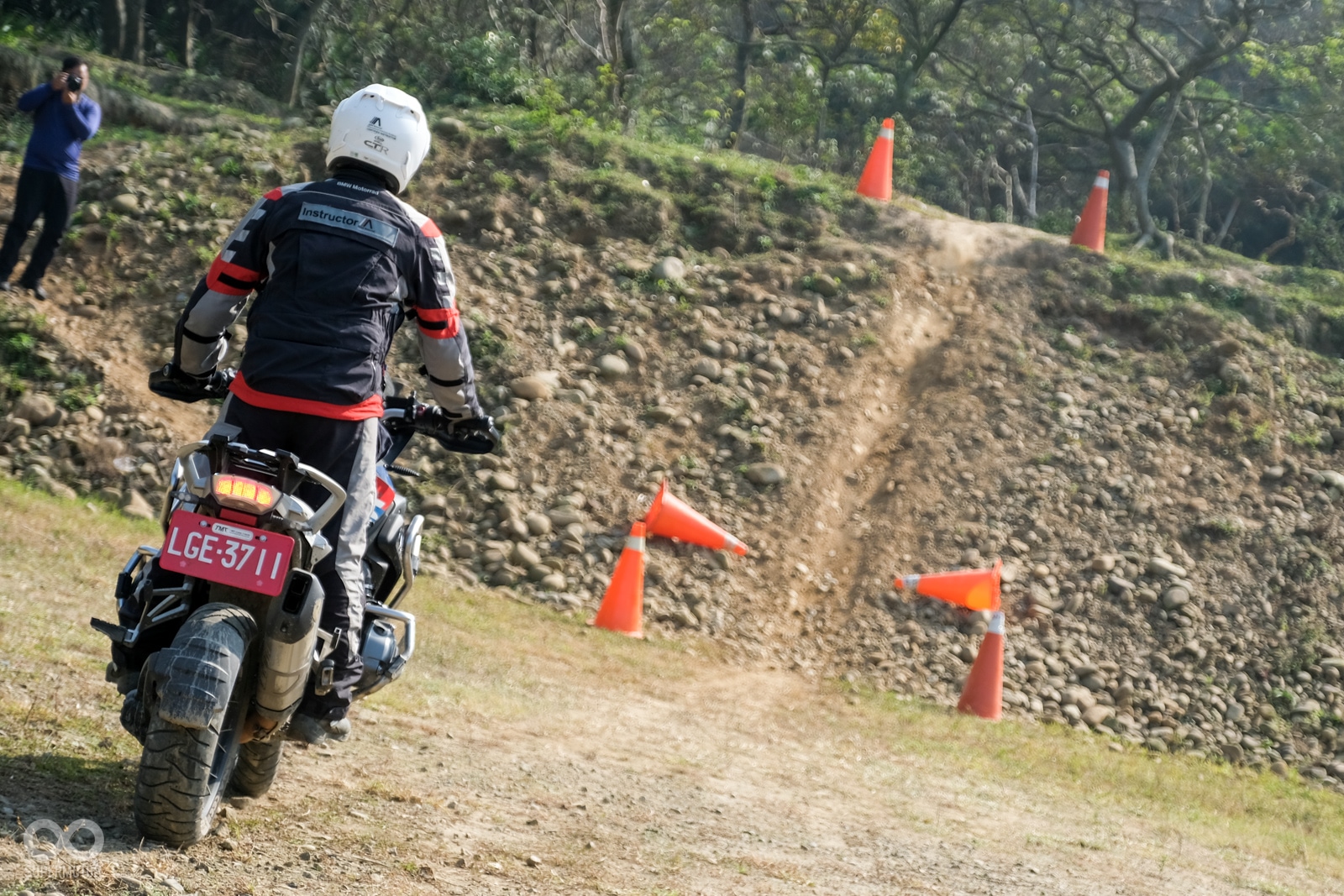 教官示範上坡煞停