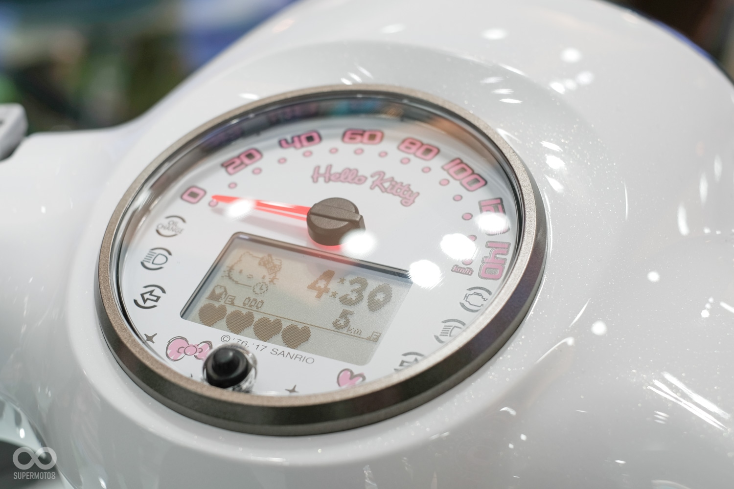 除了開機動畫之外,顯示畫面也加入了Hello Kitty元素