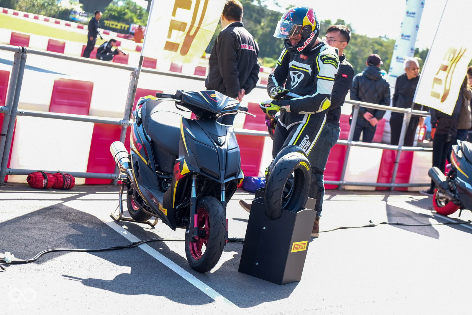 本次試乘前輪胎皆有使用暖胎包來達到工作溫度,但原廠表示DIABLO ROSSO™ SCOOTER SC在冷胎狀況下,較不容易有工作溫度不足抓地力不好的情況發生