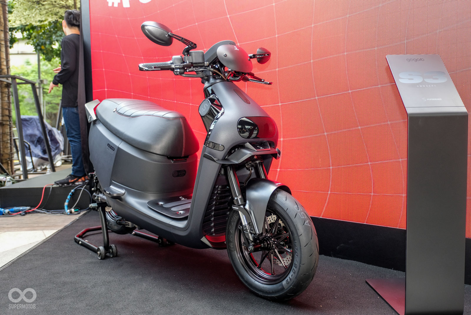 現場除了原廠車外，Gogoro也展示了改裝示範車，表達S3的改裝可塑性