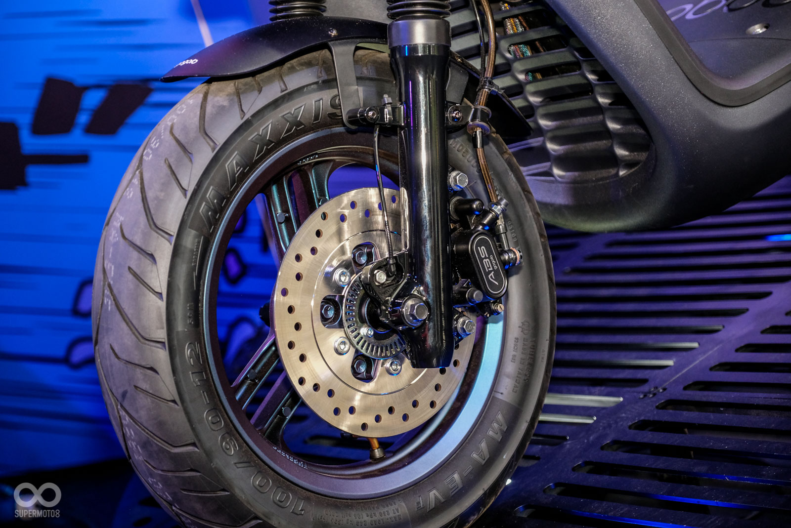 前輪框ABS版本採用光譜靛塗裝，與S2 ABS車身顏色相近