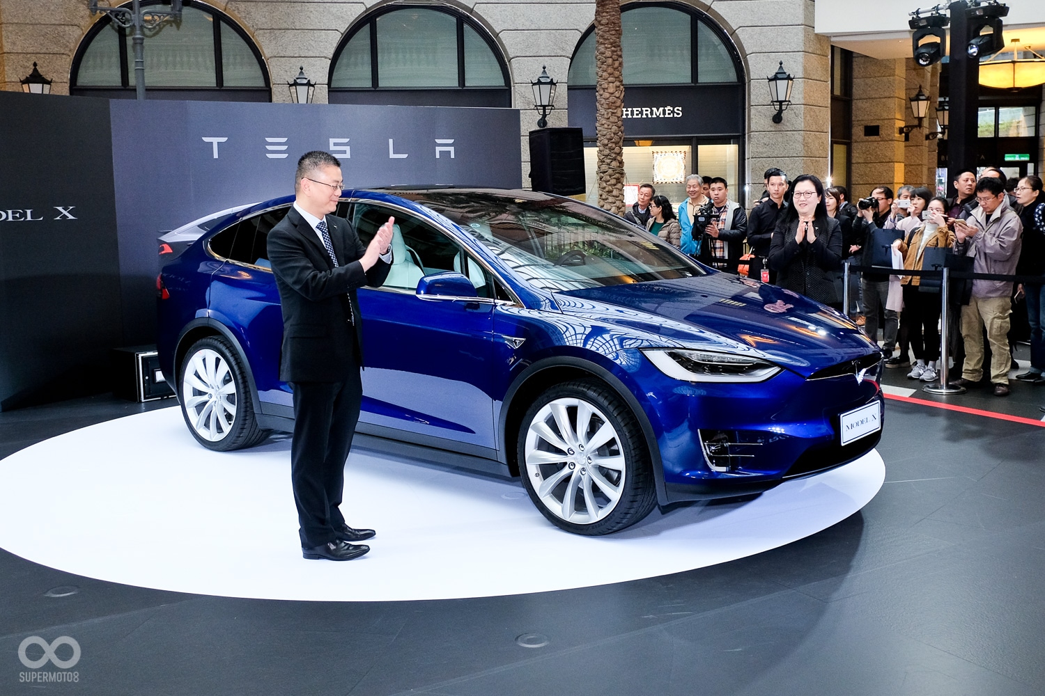 由亞太區總監 范菁怡與全球副總裁 任宇翔為Model X揭幕