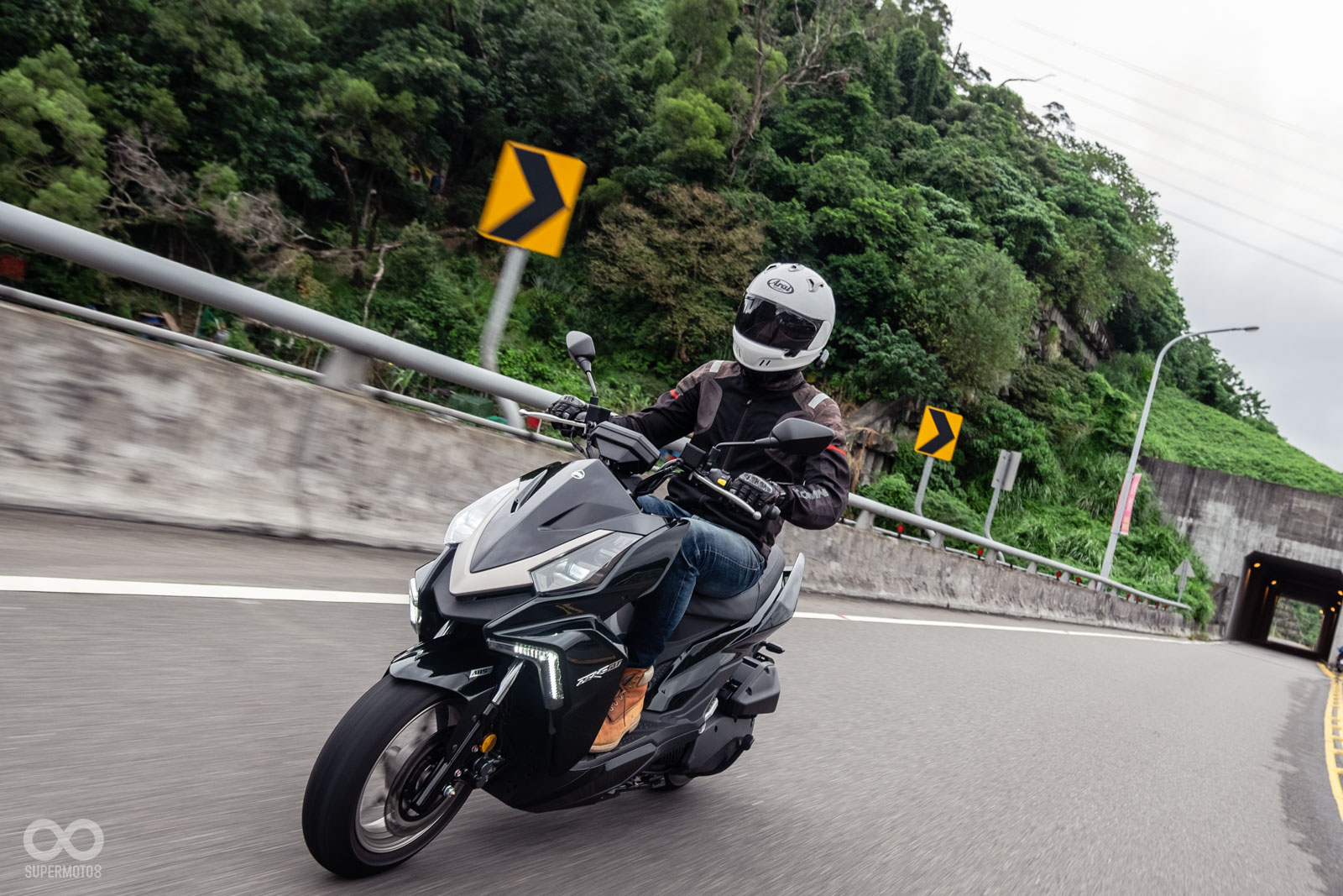 DRG 158承襲過去SYM車系優秀的起步動態表現，在市區騎乘能迅速地脫離後方車陣