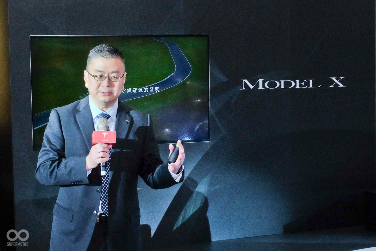 全球副總裁 任宇翔為現場媒體介紹Model X的車輛特點