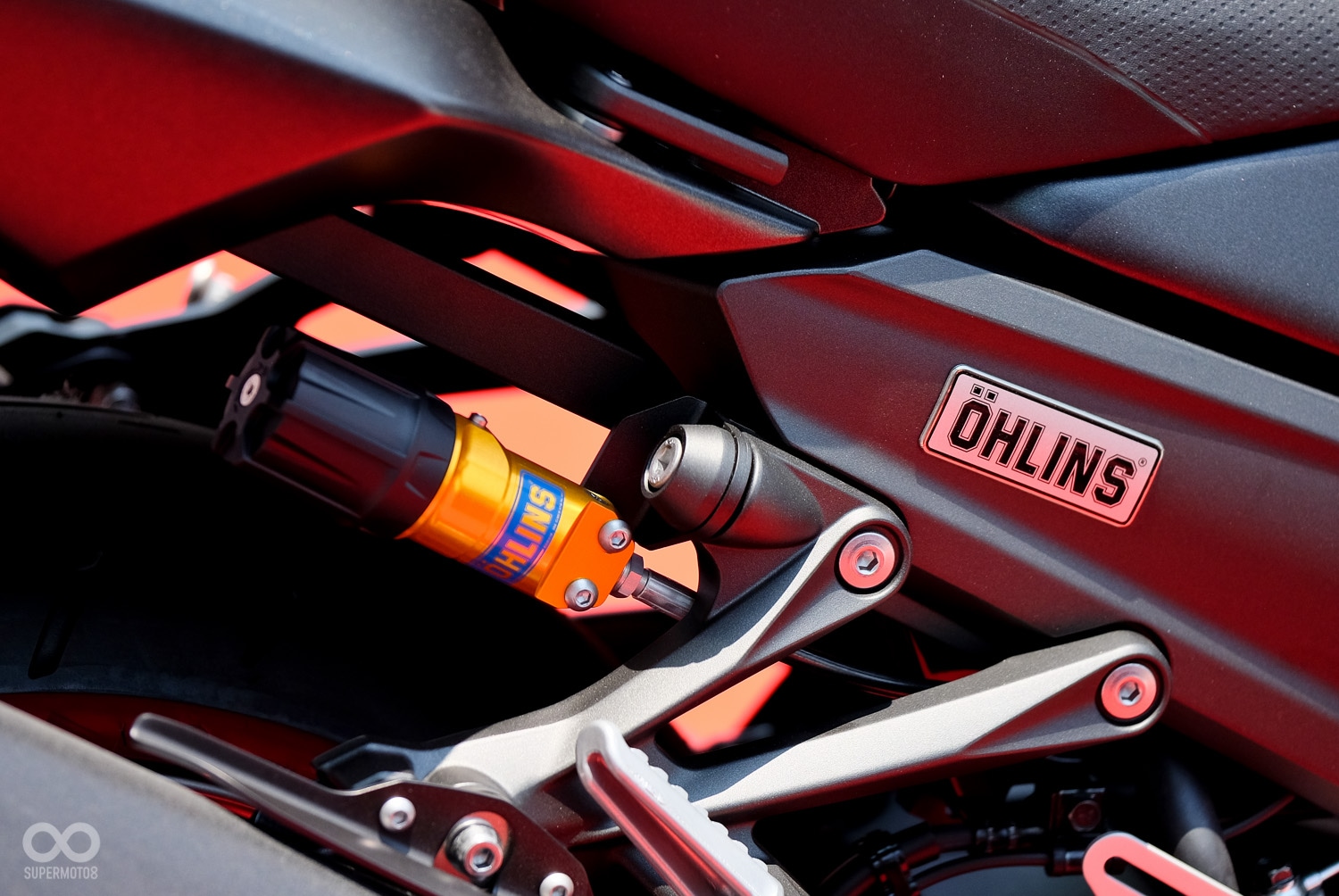 後避震配置 Ohlins TT39全可調後避震器